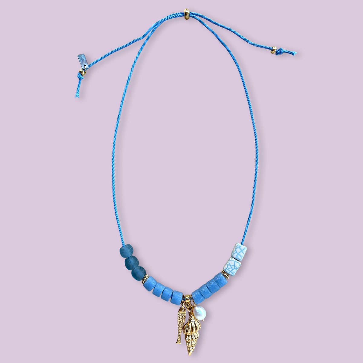 Ketting met Afrikaanse kralen en vergulde bedels