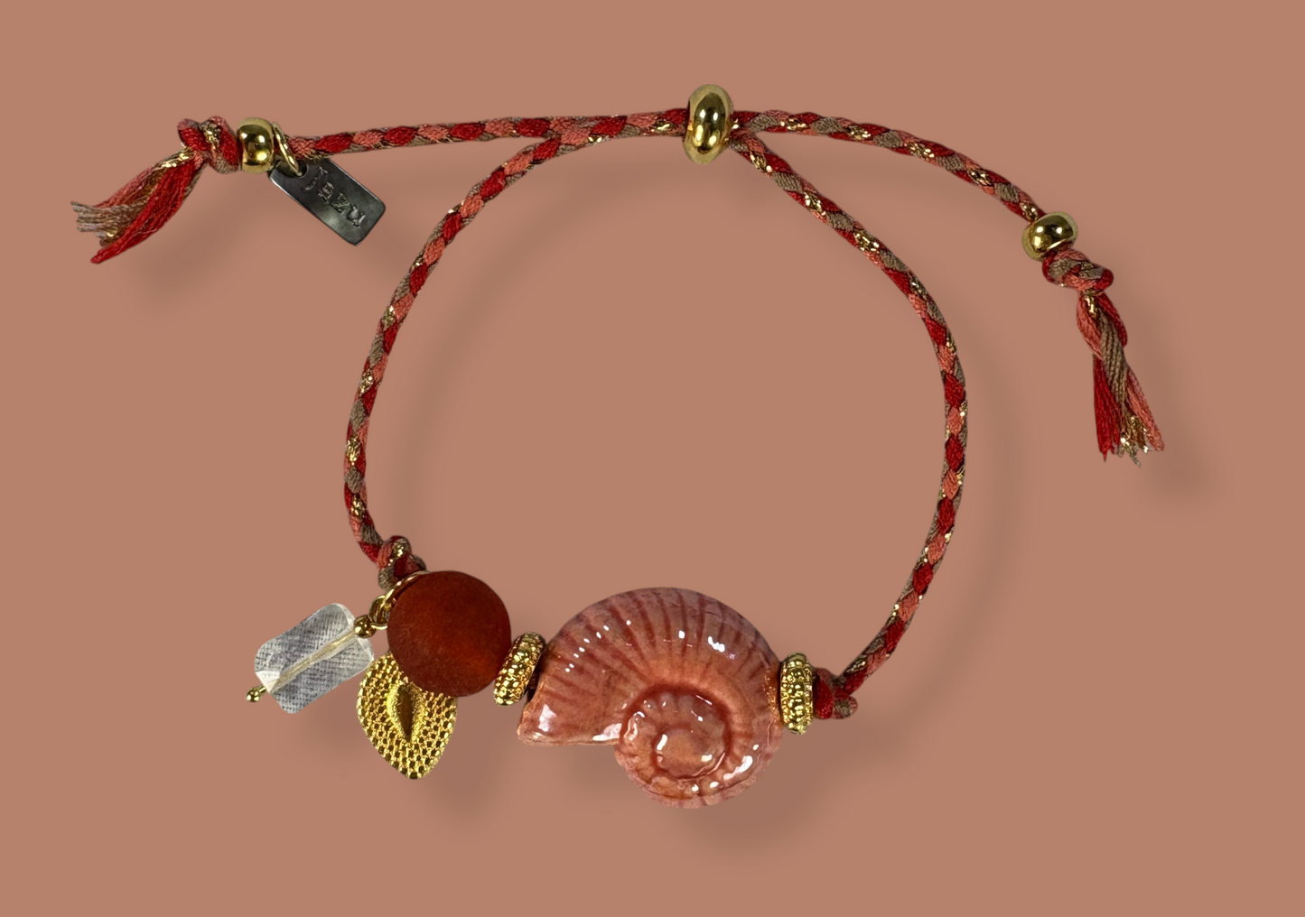Kleurrijk armbandje met keramieke schelp