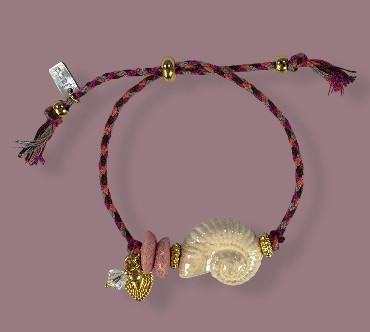 Kleurrijk armbandje met keramieke schelp