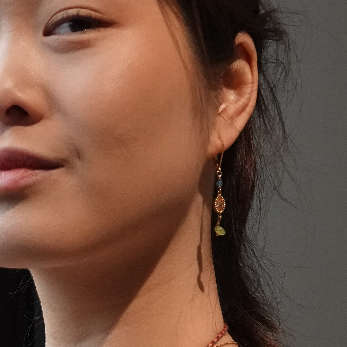 Nona oorbellen met variërende elementen, semi-precious
