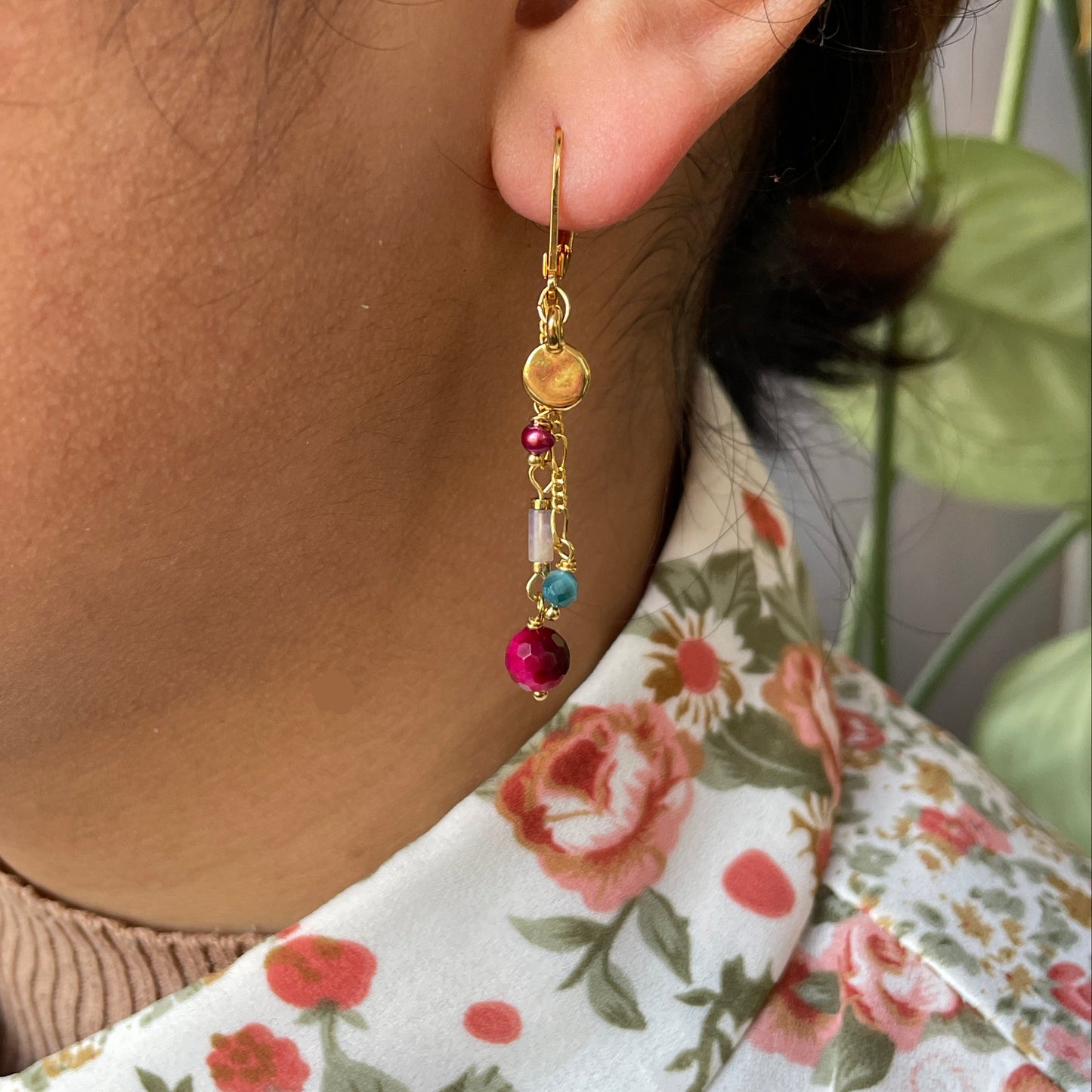 Nona oorbellen met semi-precious stones, Fuchsia