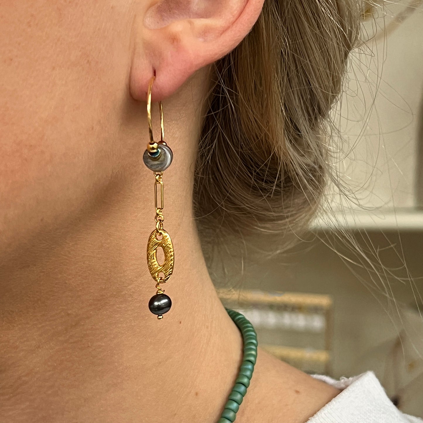 Nona oorbellen met gold plated charm en kralen