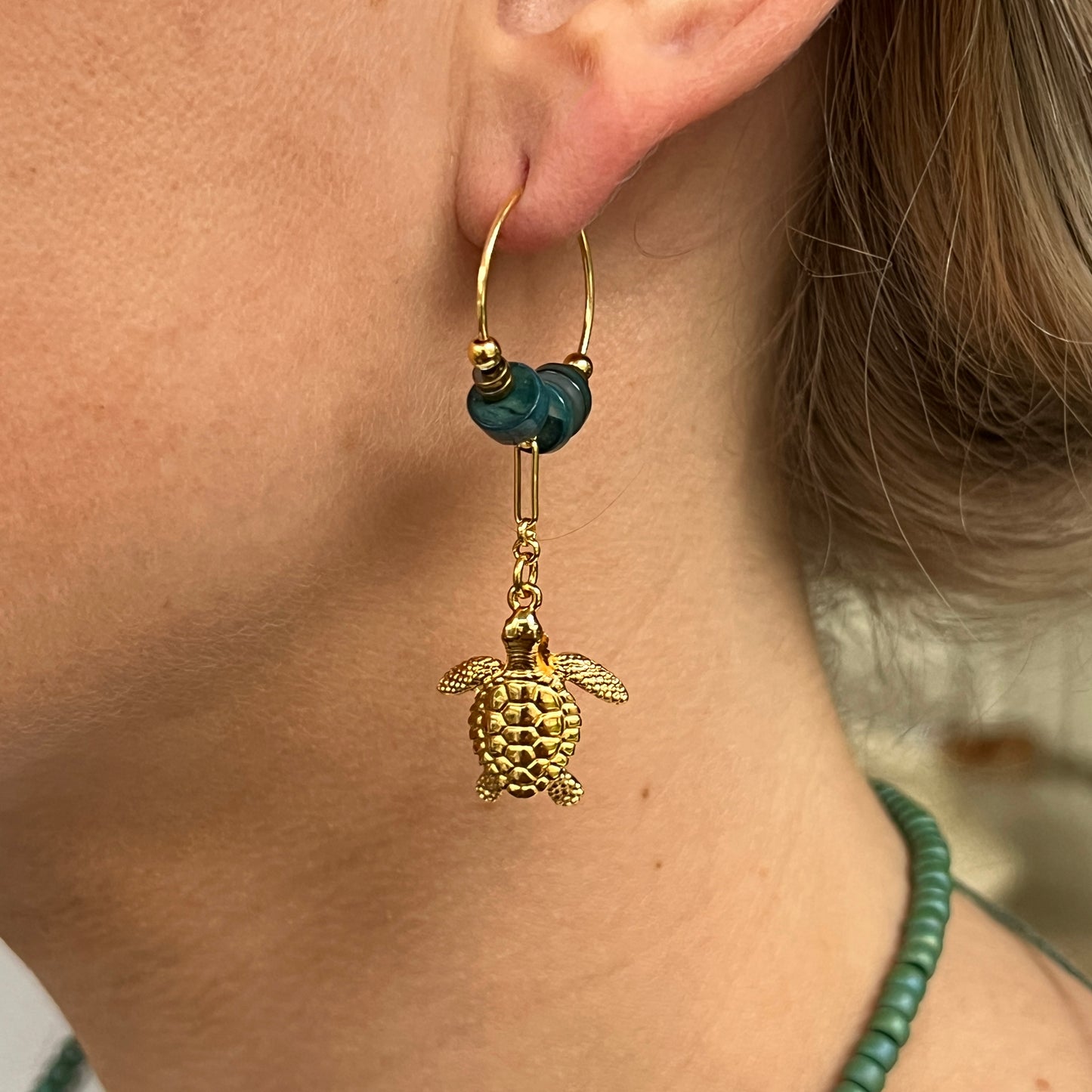 Nona oorbellen met gold plated charm en kralen