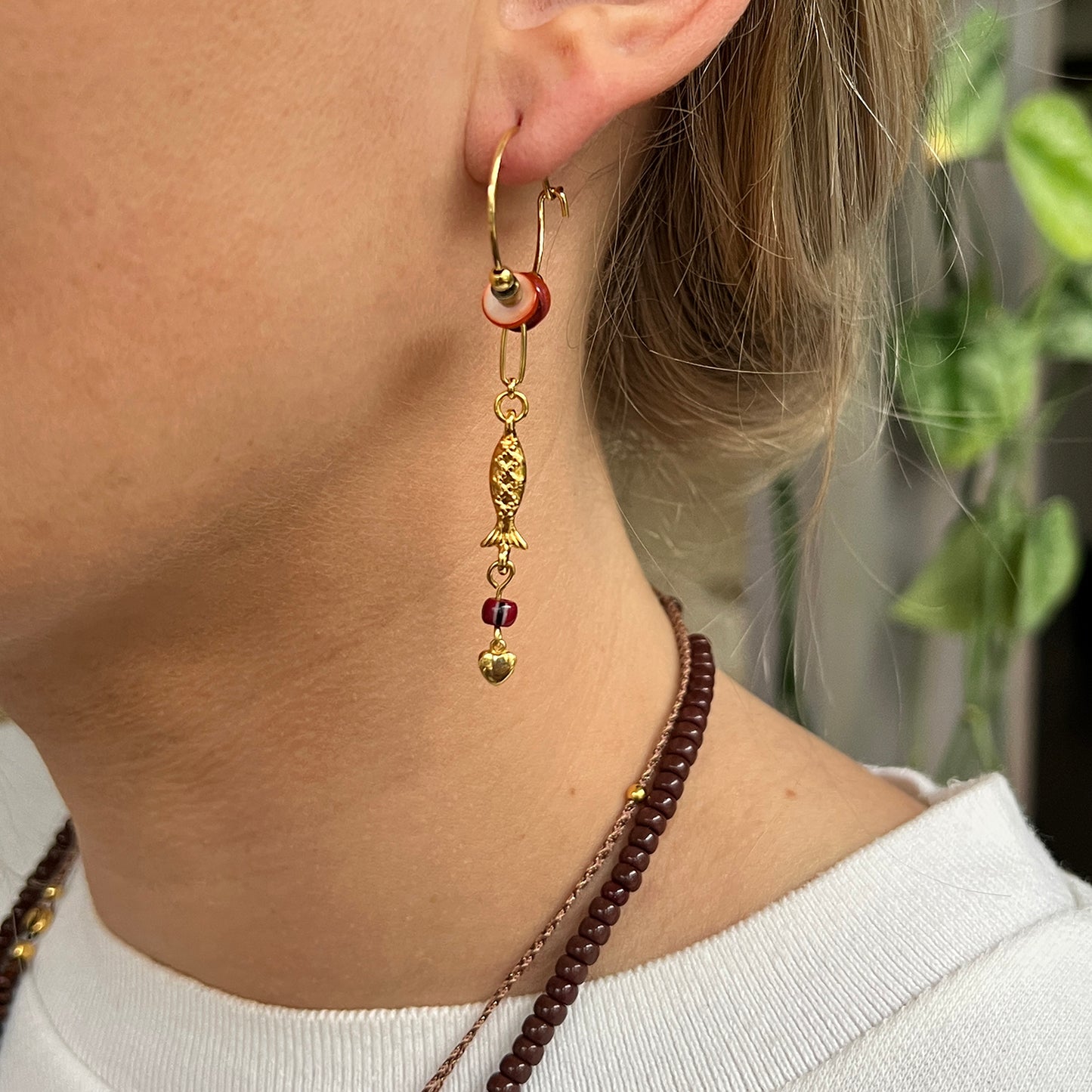 Nona oorbellen met gold plated charm en kralen