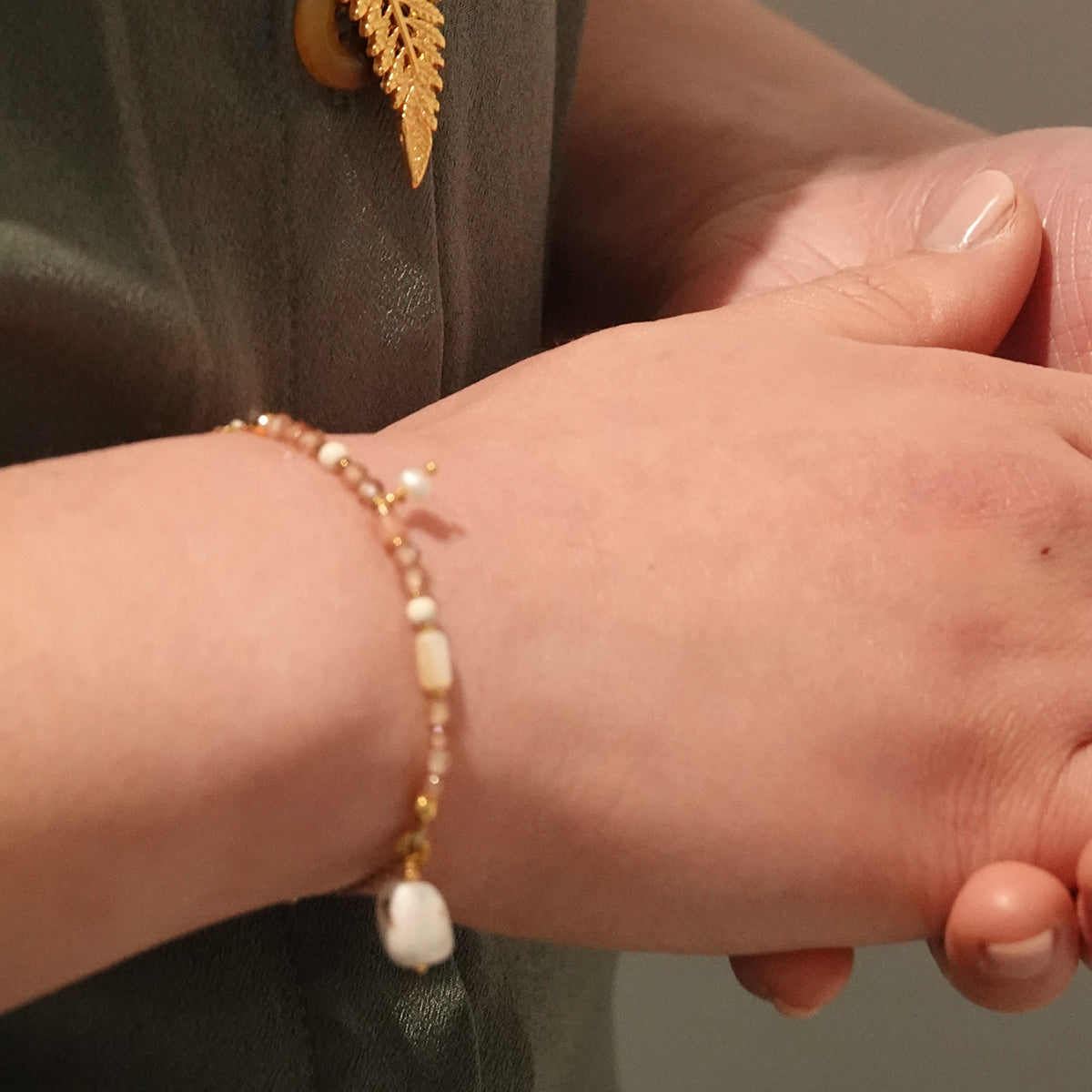 Nona, armbandje semi-precious stones Grijs