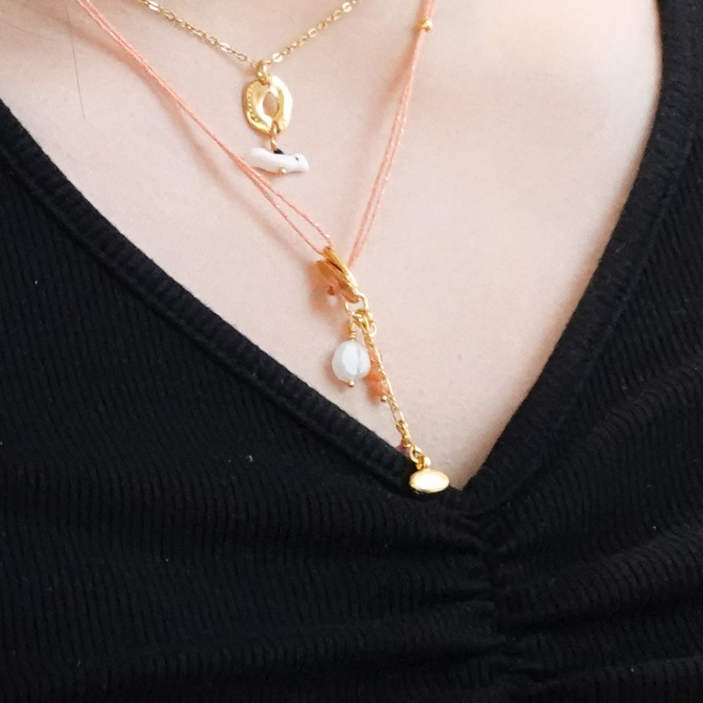 Nona subtiele halsketting met kleine charms, zalmroze