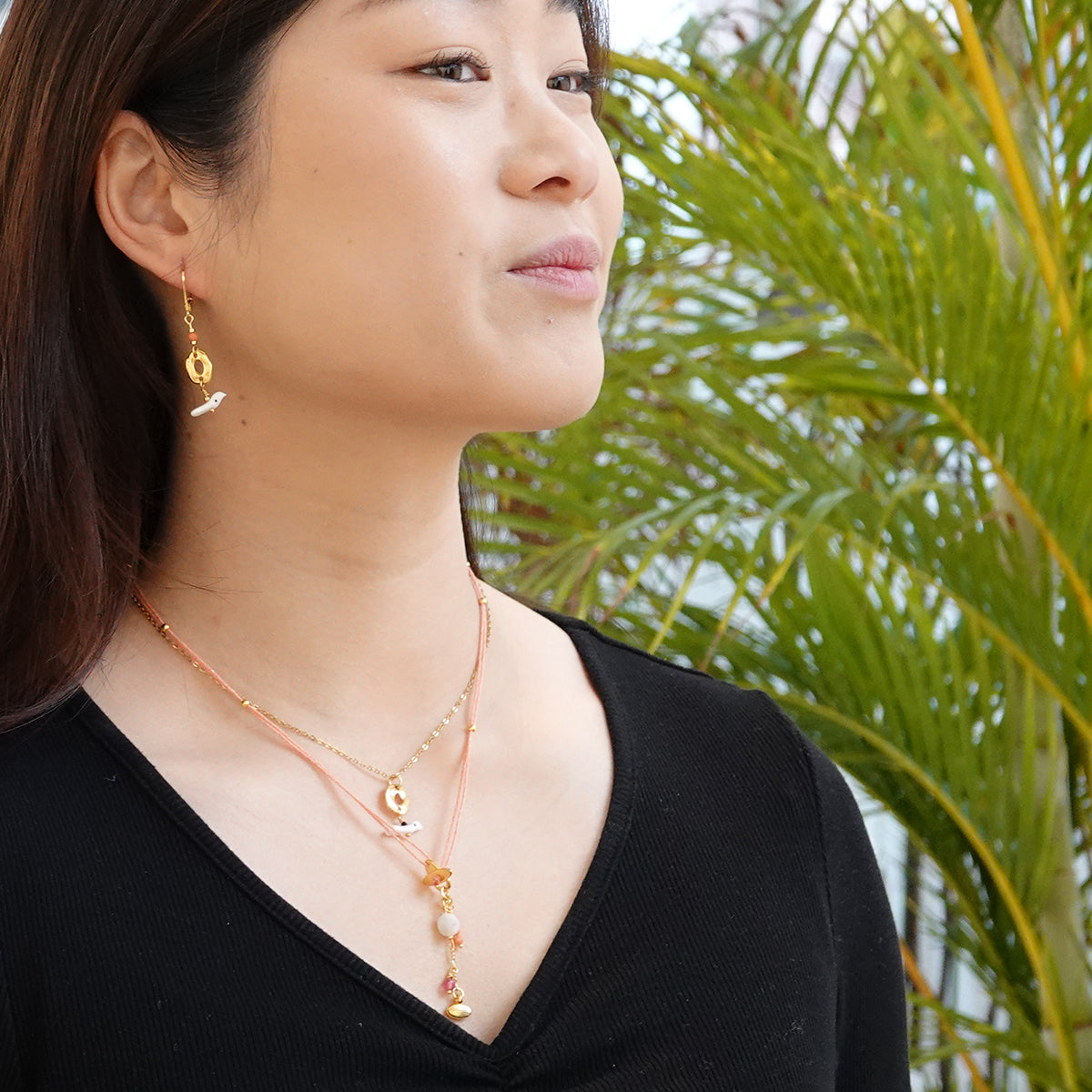 Nona subtiele halsketting met kleine charms, zalmroze