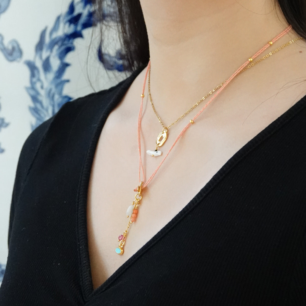 Nona subtiele halsketting met kleine charms, zalmroze