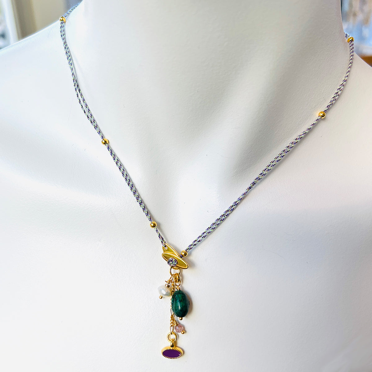 Nona subtiele halsketting met kleine charms, grijs