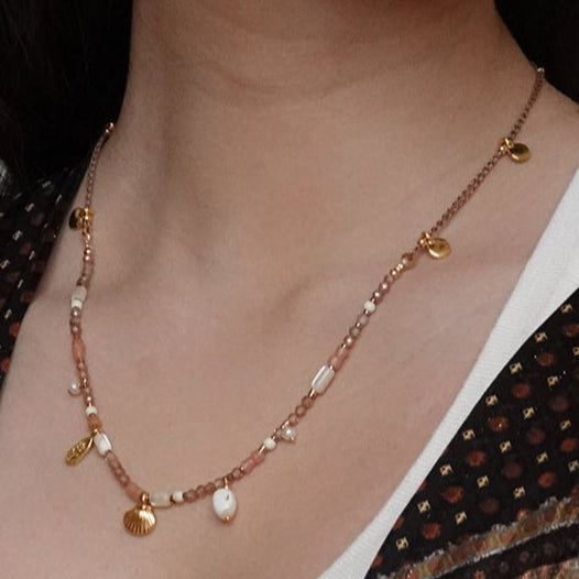 Nona ketting met semi-precious stones en kleine charms in natuurtinten