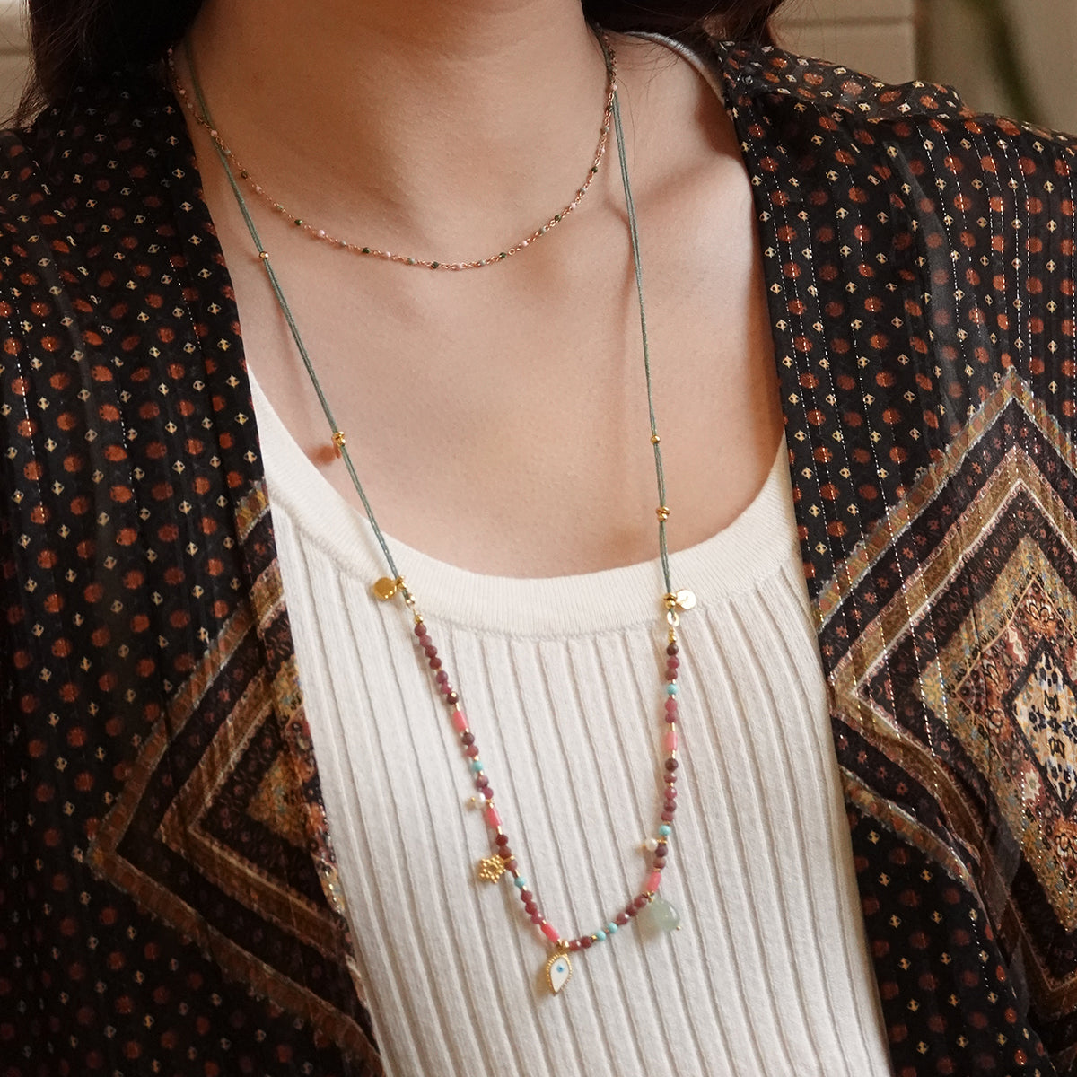 Nona ketting met semi-precious stones en kleine charms groen/roze