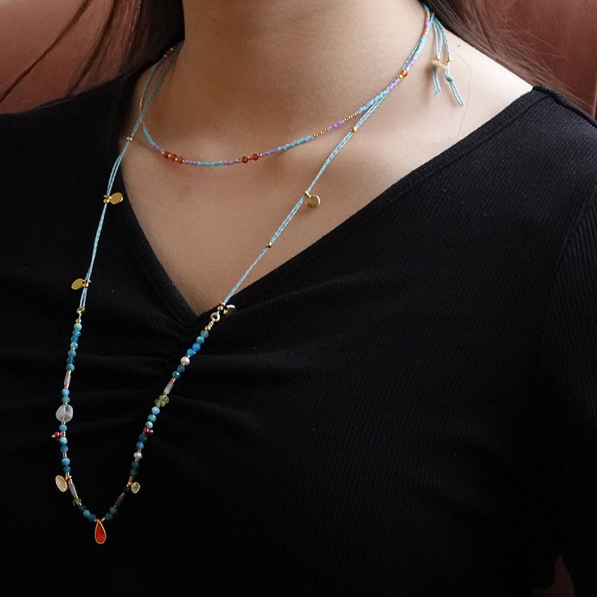 Nona ketting met semi-precious stones en kleine charms blauw