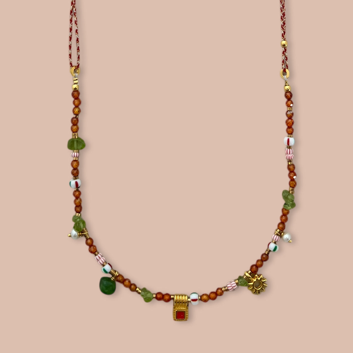 Nona ketting met semi-precious stones en kleine charms rood