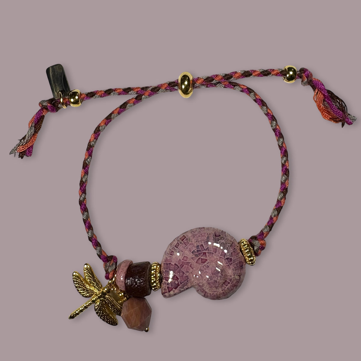 Kleurrijk armbandje met keramieke schelp