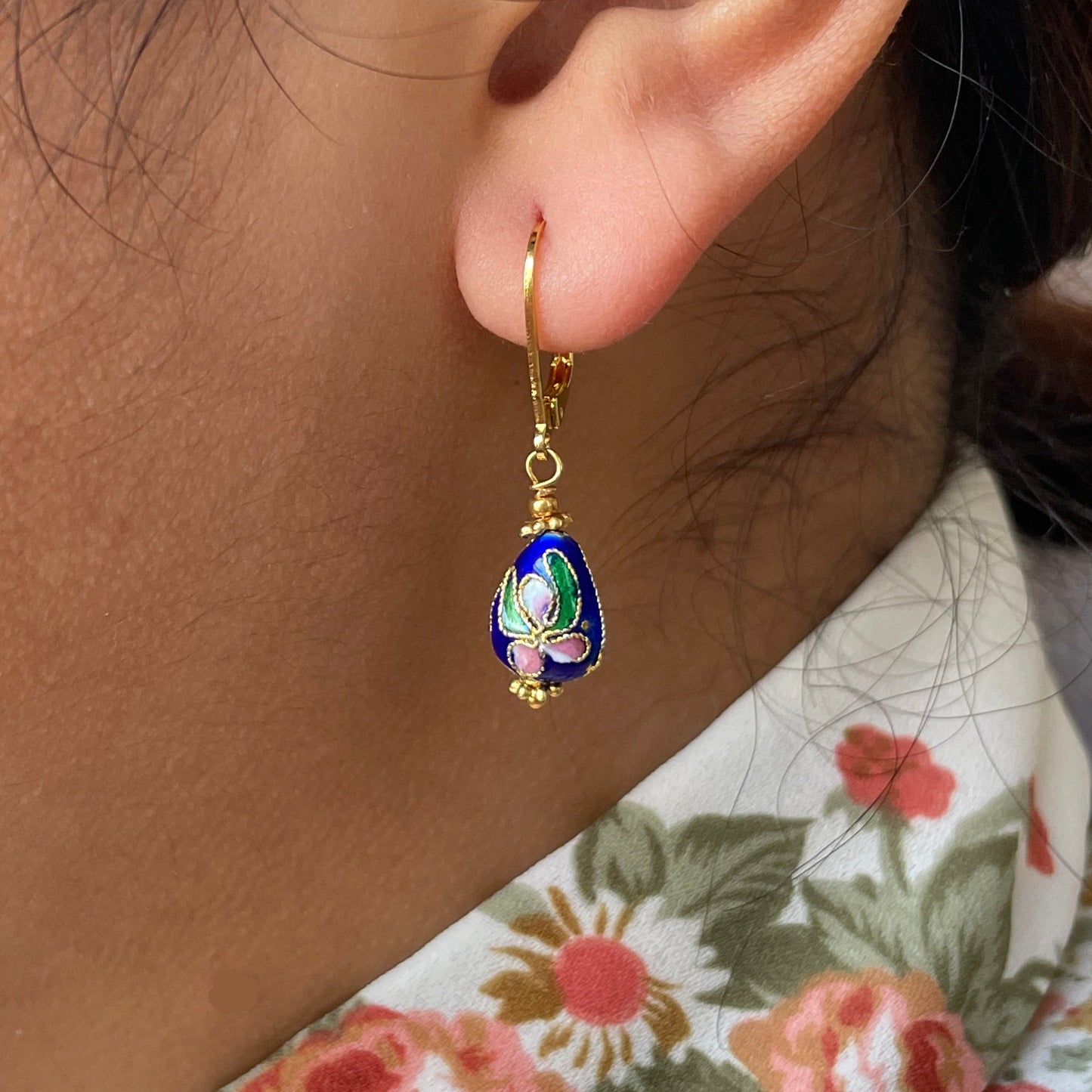 Oorbellen met geëmailleerde hangers blauw