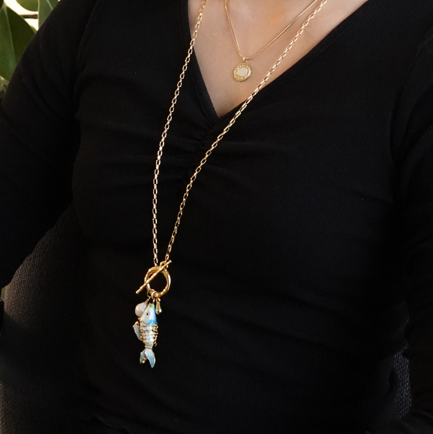 Reina ketting met emailleerde vis en parel zalm roze ±70 cm