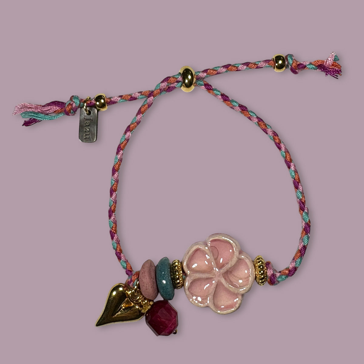 Kleurrijk armbandje met keramieke bloem
