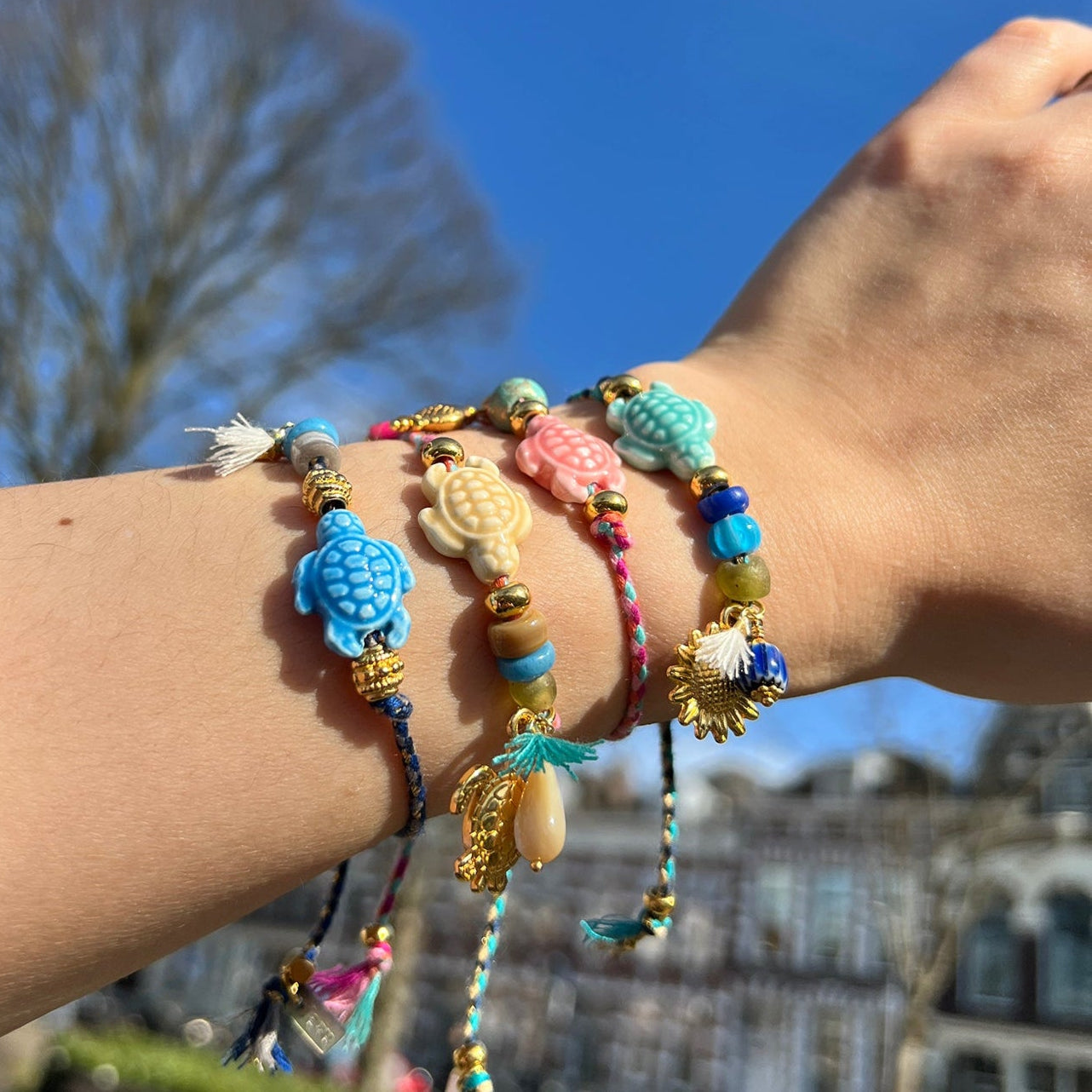 Kleurrijk armbandje met keramiek schildpad
