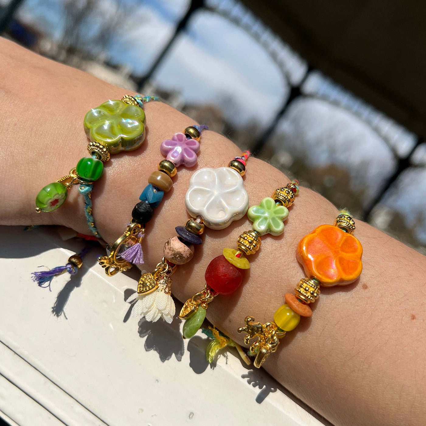 Kleurrijk armbandje met keramieke bloem