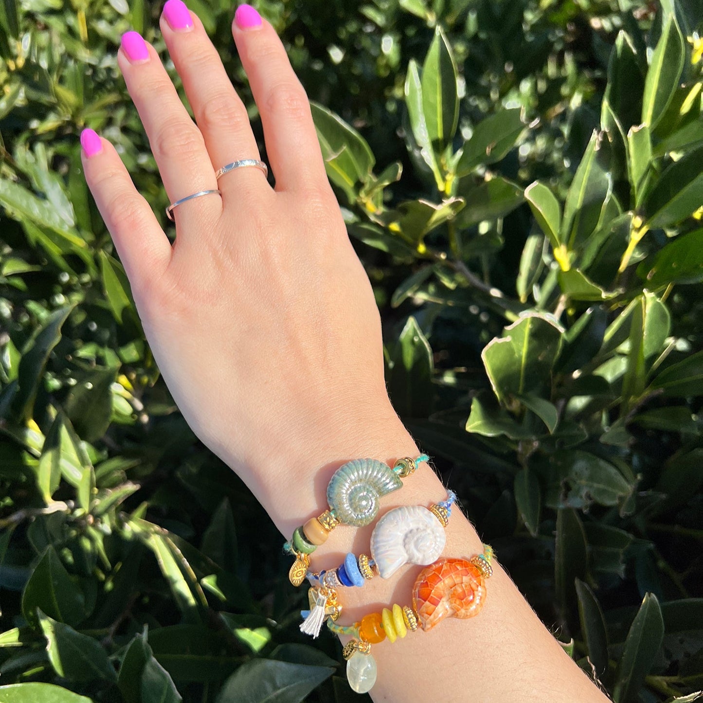 Kleurrijk armbandje met keramieke schelp