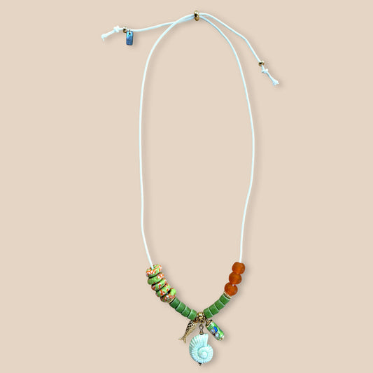Ketting met Afrikaanse kralen en vergulde bedels