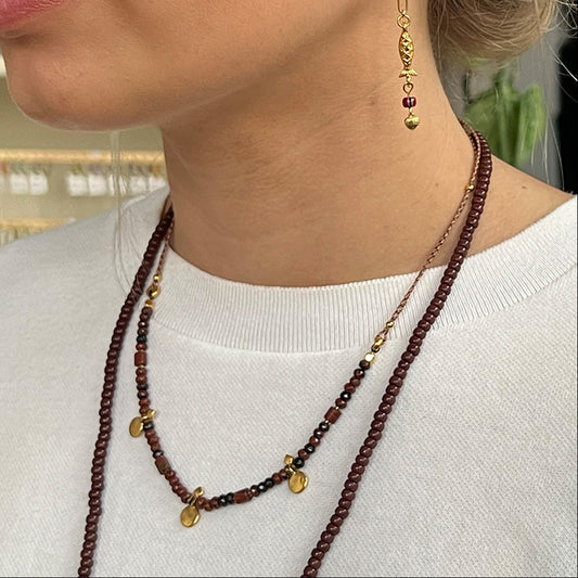 Nona necklace with semi-precious stones and small charms fuchsia/blue